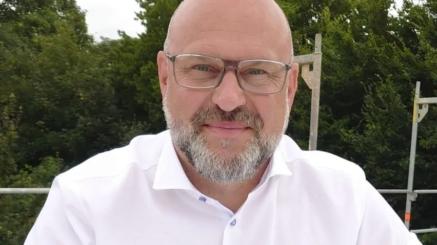 Bauunternehmer Christian Otterbach müsste neue Geräte anschaffen, damit er alle Mitarbeiter auf der Baustelle mit einem eigenen Smartphone ausstatten kann.